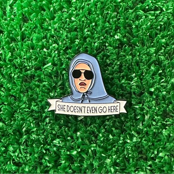 She Doesn’t Even Go Here Mean Girls Enamel Pin/ Brooch Lapel - Picture 5 of 5
